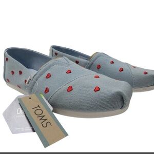 TOMS woman’s 9 Light Blue Canvas Slip-Ons with Red Heart Accents NWT